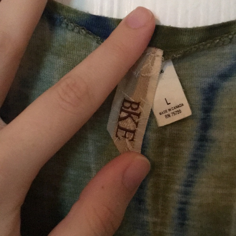 Fitted tee. - Picture 3 of 4